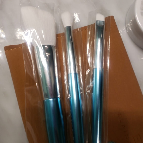 New Makeup Brush Bundle + Brush Cleaner - Picture 2 of 5